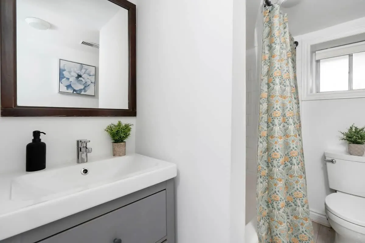 Private 2 Storey Home With 3Br-2Ba By Queen West Toronto